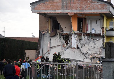 Crolla palazzina di due piani nel Milanese