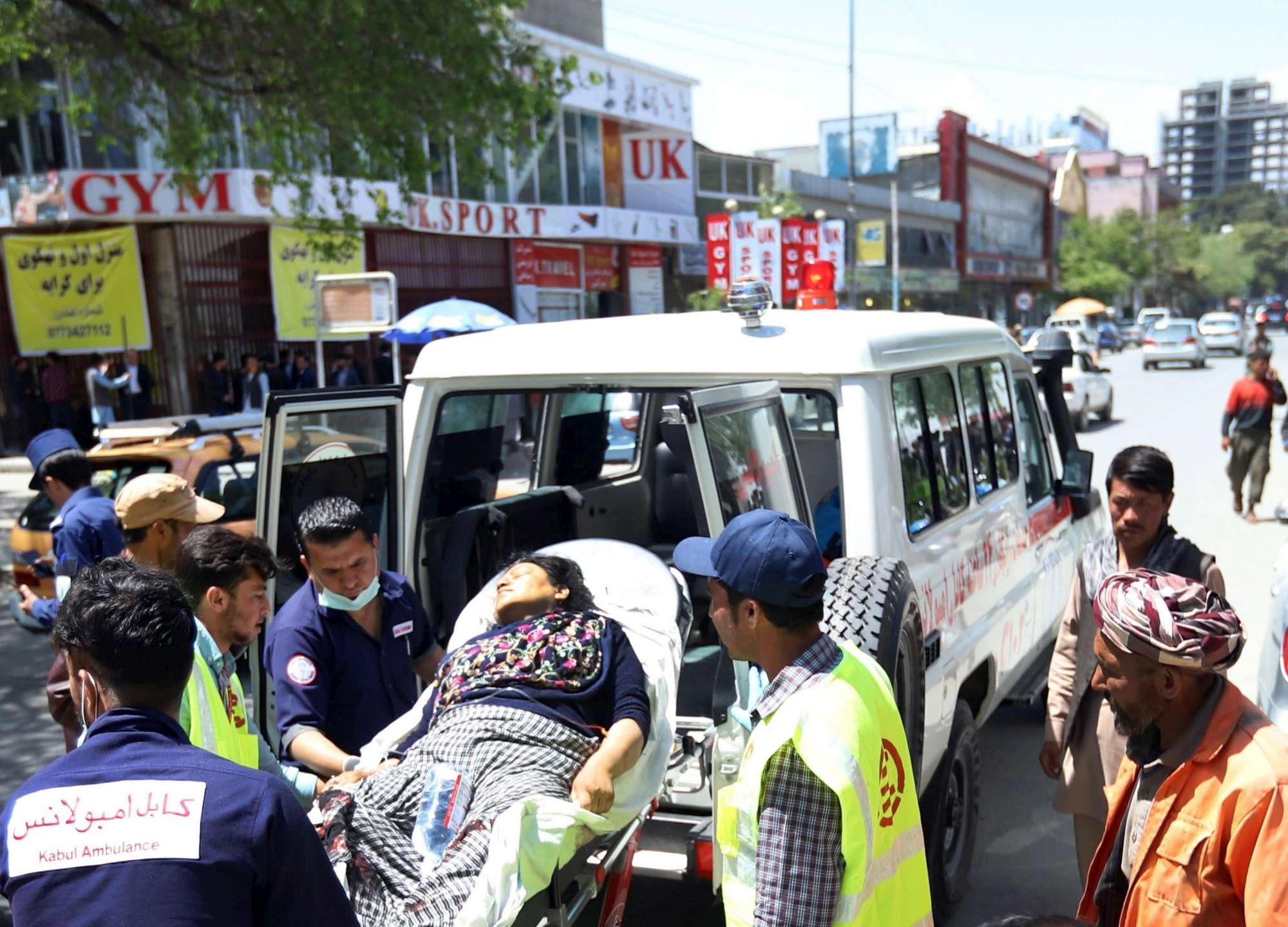 Afghanistan, attacco suicida a Kabul: decine di morti e feriti. Isis rivendica