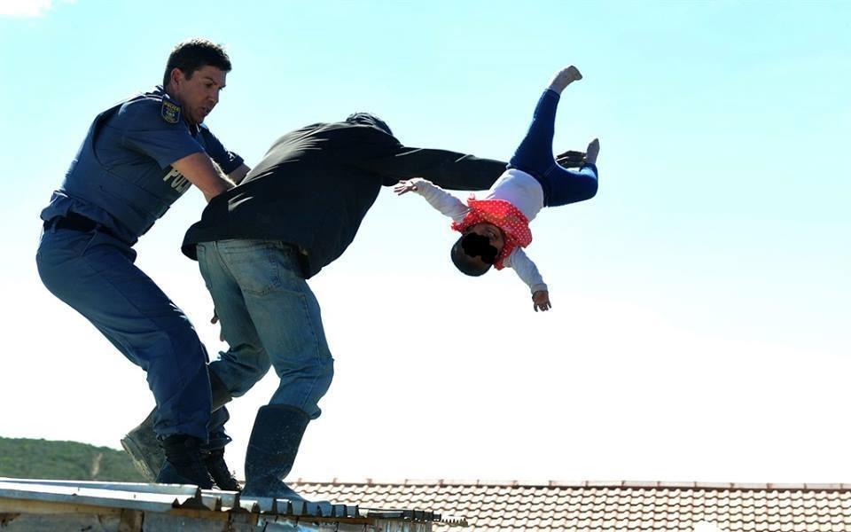 Sudafrica, padre getta la figlia di un anno dal tetto per protesta contro la demolizione della baracca abusiva