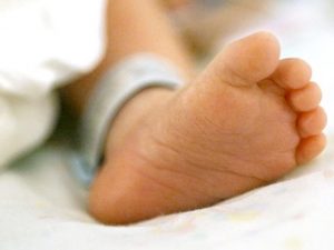 Litiga col marito e getta la figlia piccola nel fuoco: morta la bimba di 6 mesi