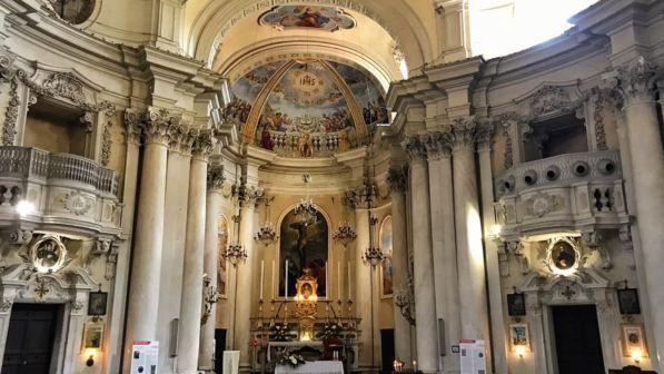 Siena, vuole rubare lʼoro in chiesa ma cade e si rompe un piede: arrestato