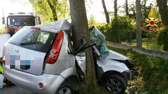 Ventenne si schianta contro l'albero e muore: aveva preso la patente da 40 giorni