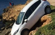 Auto finisce sugli scogli ad un passo dal mare