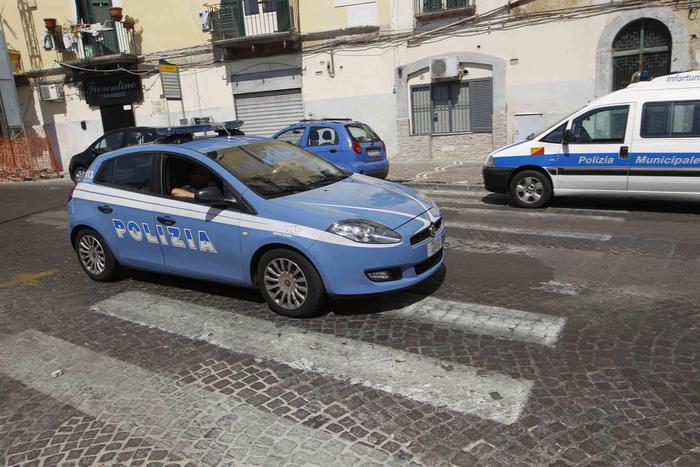 Tenta di sgozzare la moglie e si uccide vicino a Roma