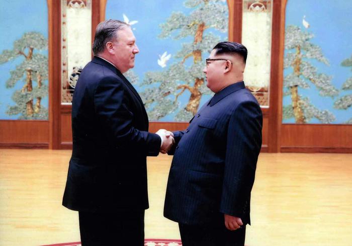 Corea Nord: Casa Bianca diffonde FOTO stretta mano Pompeo-Kim