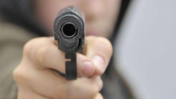 Bullismo, studente punta una pistola giocattolo in testa al professore