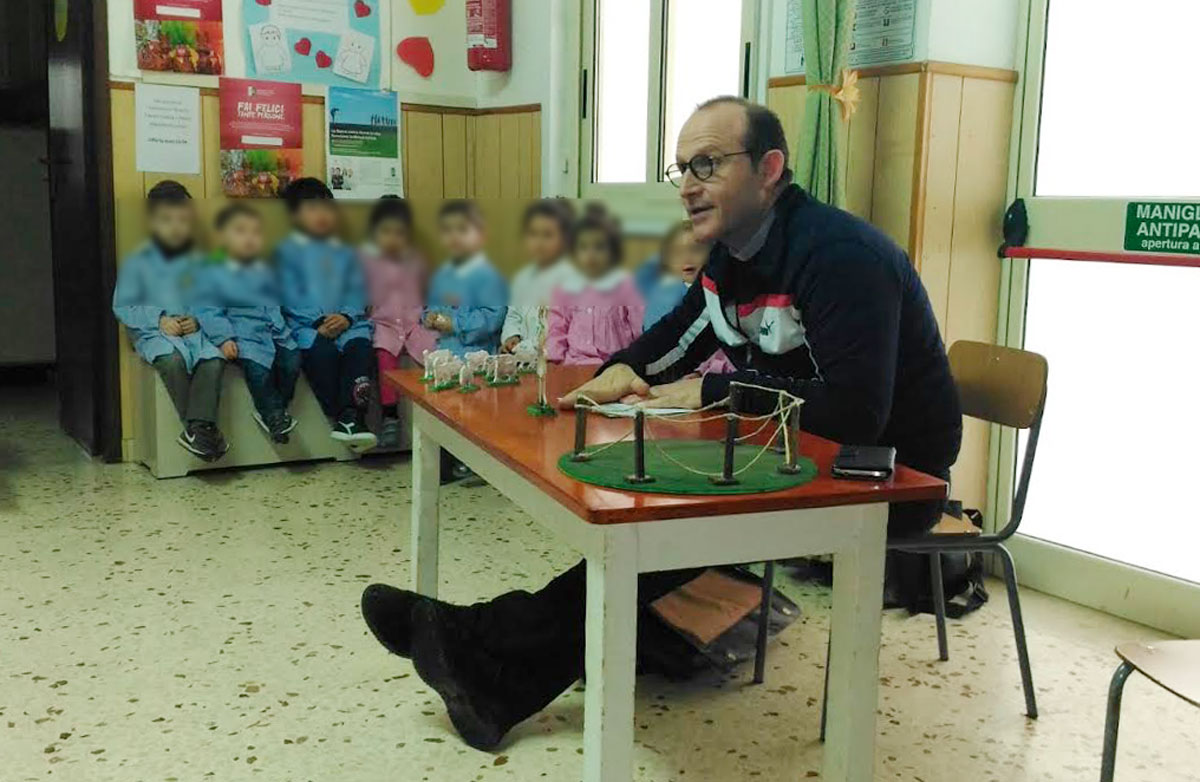 Marsala, catechesi per bambini fuori la parrocchia, don Caradonna in una scuola materna di periferia