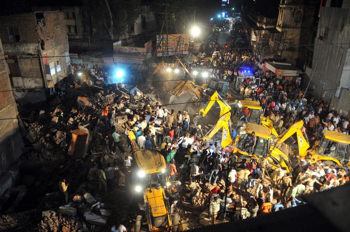 Crolla hotel in India, almeno dieci morti