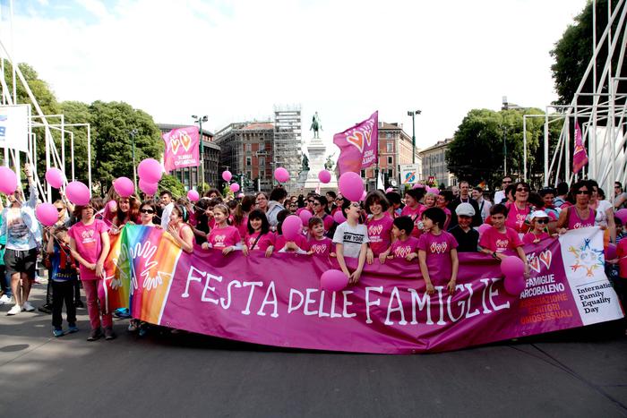 Asilo elimina la festa del papà e della mamma, 