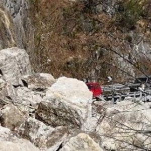 Auto investita da una frana in val d'Ossola: morti intrappolati due turisti svizzeri