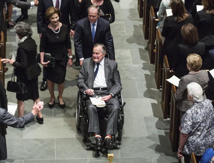 George Bush senior in terapia intensiva