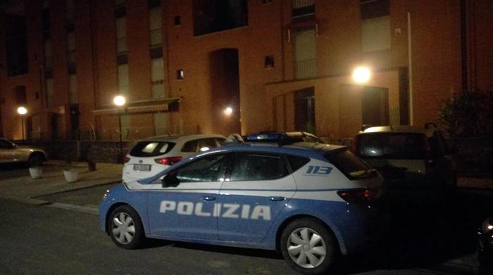 Napoli, Tentano rapina, agente spara, due feriti