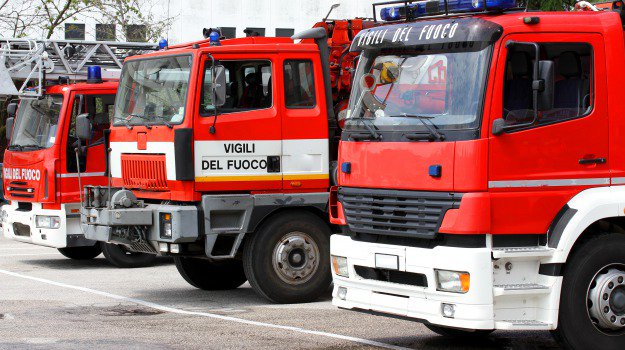 Rogo in discarica abusiva dentro una cava a Marsala, nube di fumo nero