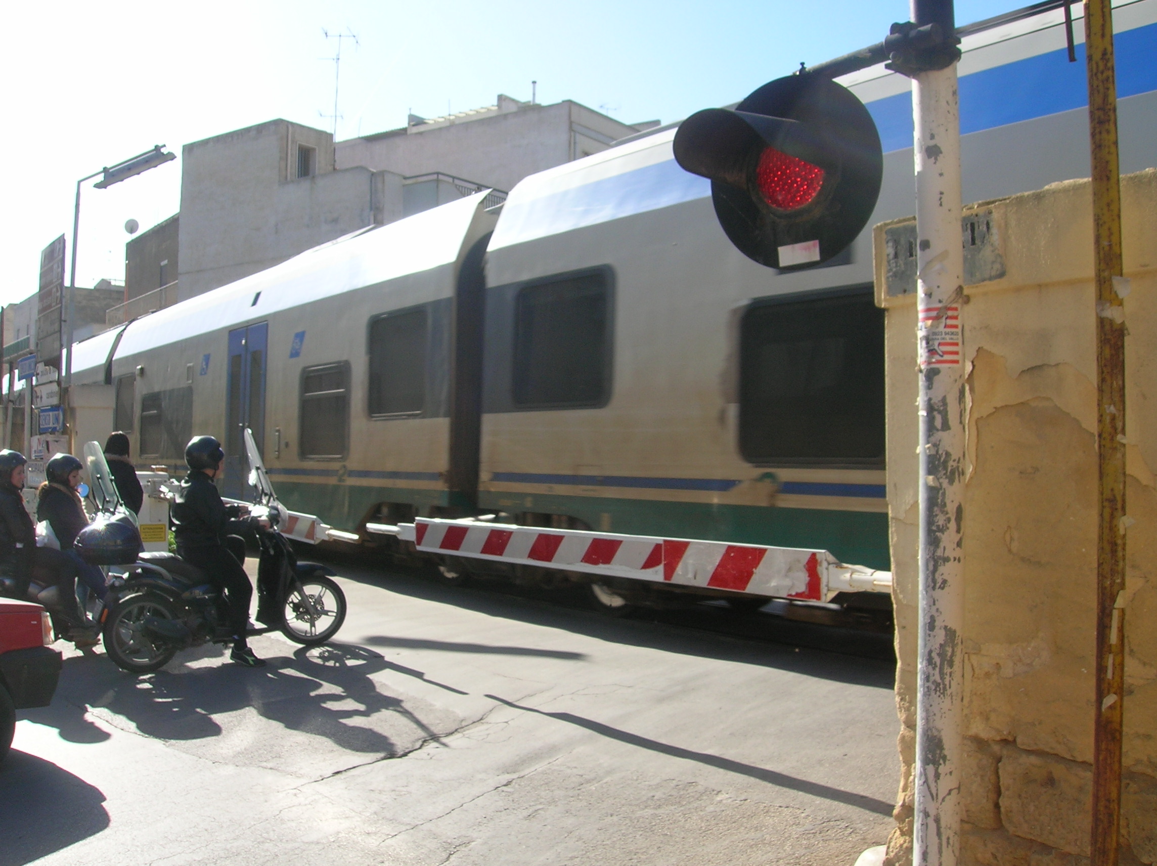 M5S. Disservizi, ritardi e problemi di sicurezza sulla tratta ferroviaria Mazara-Trapani, atto ispettivo alla Camera