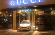 Palermo, la vetrina di Gucci sfondata con una Smart per rapinare il negozio