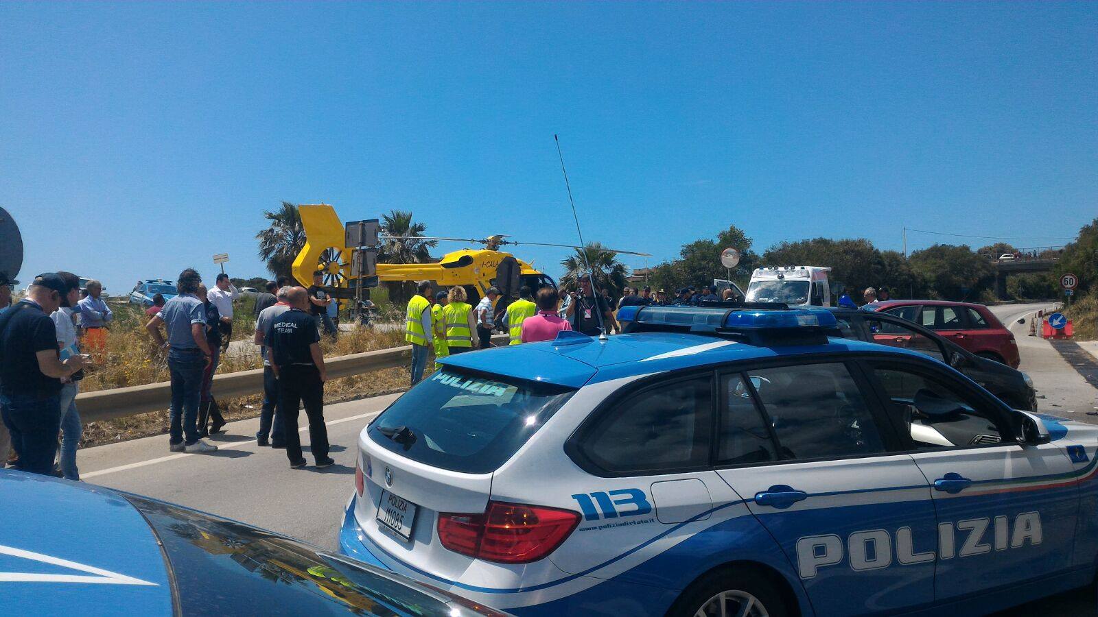 TRA AGRIGENTO E TRAPANI. Forza il blocco del Giro d'Italia  Investe un uomo: è gravissimo