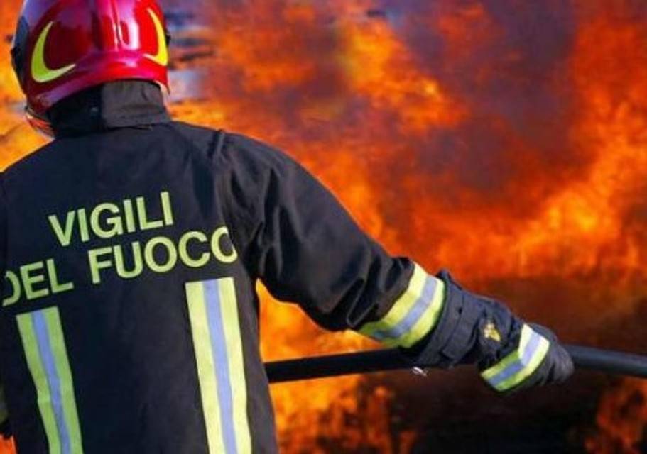 Incendiati ombrelloni e lettini ai gestori di un lido