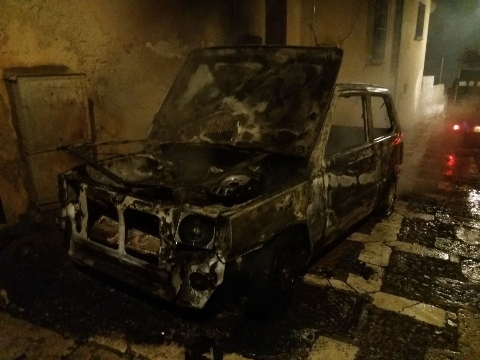 Salemi, a fuoco un’auto nella notte