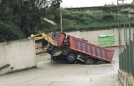 Alcamo, cede l'asfalto per le forti piogge: camion rimane intrappolato