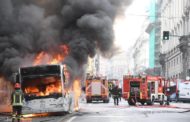 Choc a Roma: autobus in fiamme in pieno centro, a via del Tritone