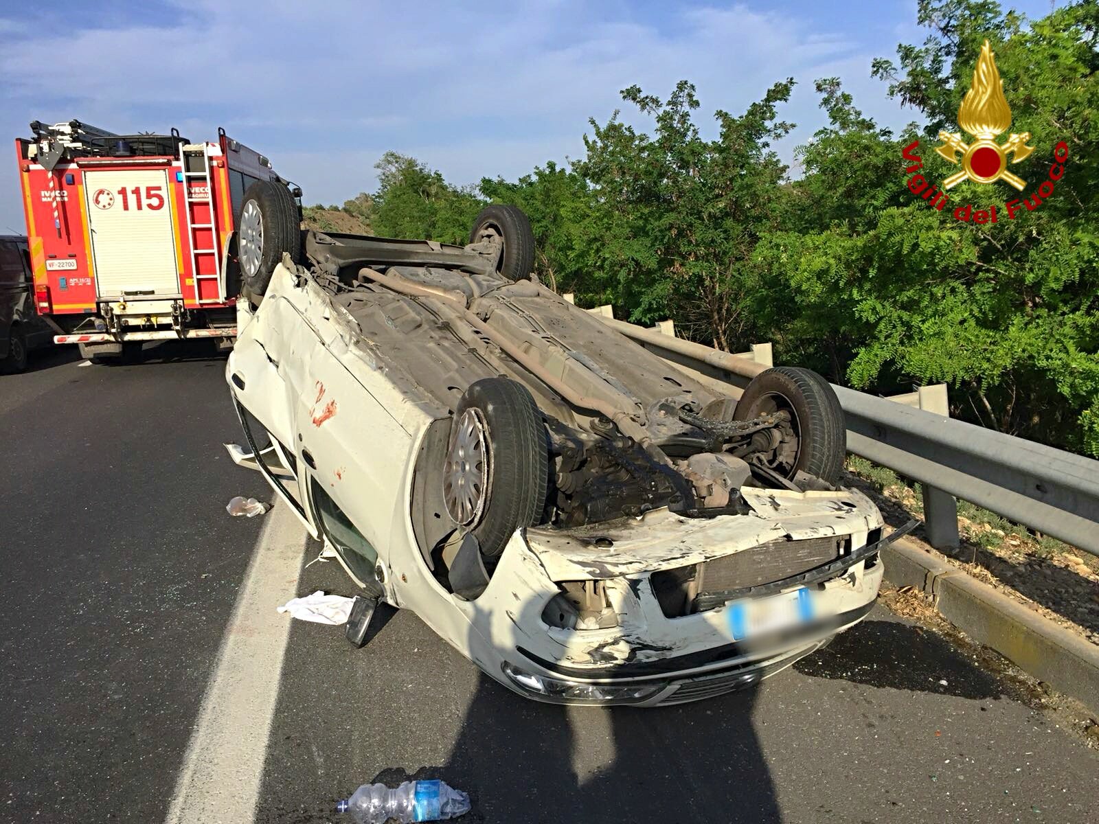 Perde il controllo dell'auto e si ribalta, incidente con 2 feriti in autostrada