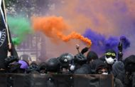 Primo Maggio, a Parigi scontri tra polizia e manifestanti incappucciati