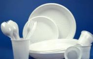 L'Ue dice addio alla plastica: stop a piatti, posate e cotton fioc