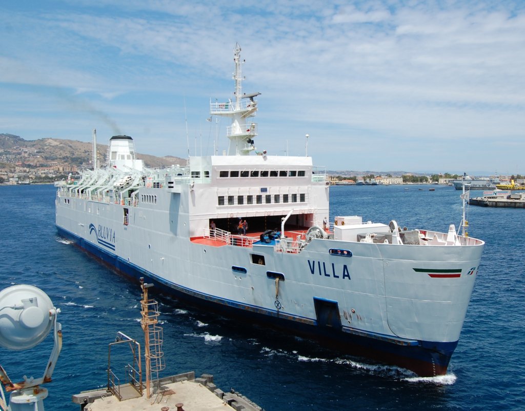 Cade dal traghetto per Messina, salvato studente in gita scolastica