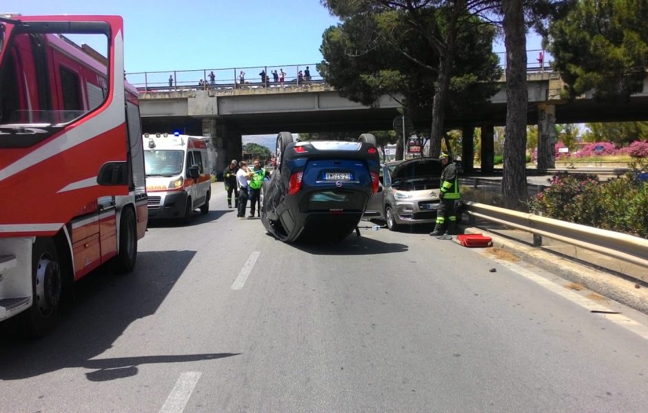 Incidente stradale, auto capottata due giovani rimasti incastrati