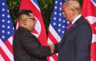 Storico incontro tra Kim e Trump, una stretta di mano attesa da 70 anni