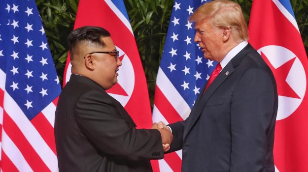 Storico incontro tra Kim e Trump, una stretta di mano attesa da 70 anni