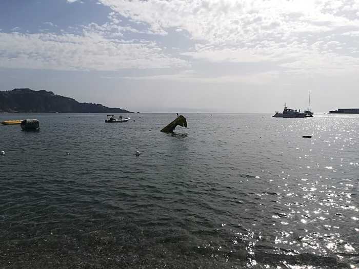 Incidente in volo, aereo monoposto precipita in mare a Giardini Naxos: salvo il pilota