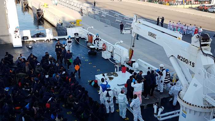 Nave Aquarius entra nel porto di Valencia