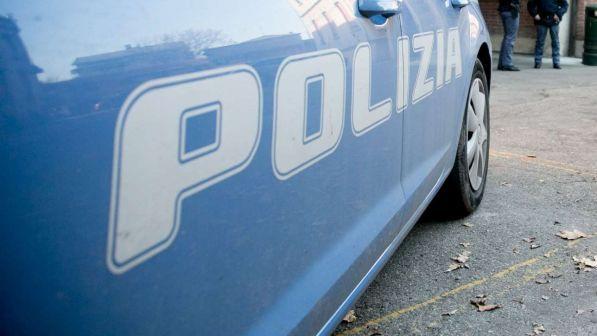 Bambina sola in auto sotto il sole: salvata da due agenti