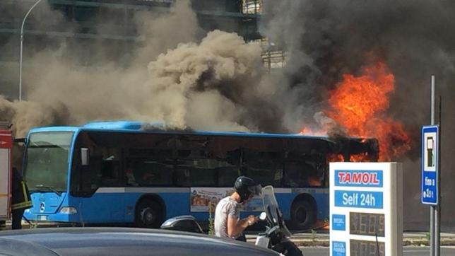 Roma, bus a fuoco nei pressi del Vaticano: coltre di fumo in strada