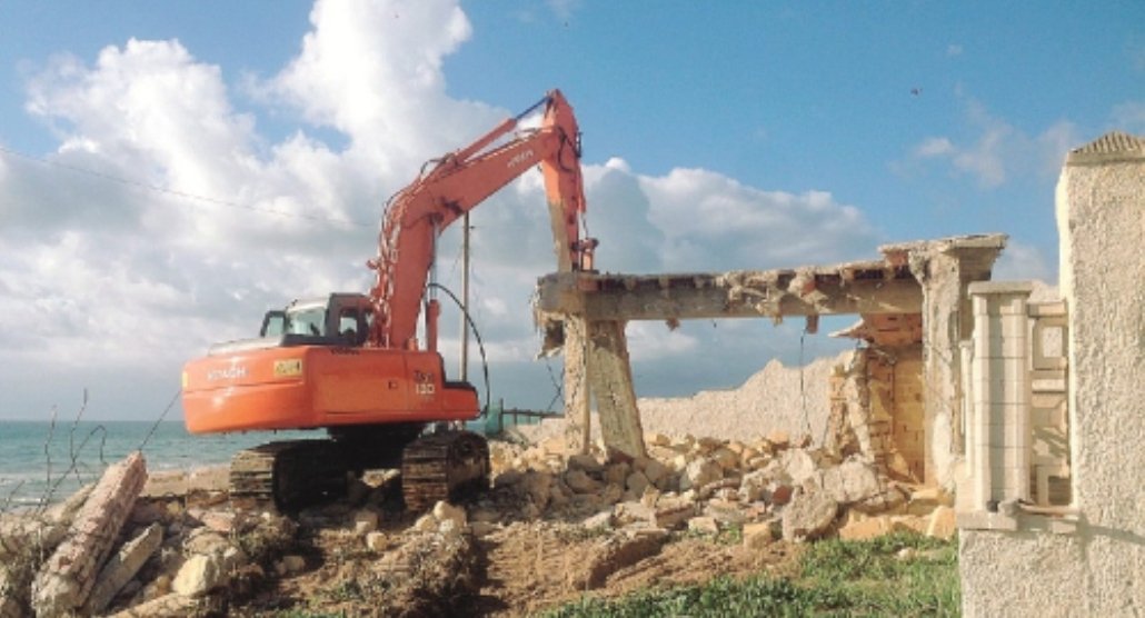 Demolizioni a Triscina, due anziani non hanno altra casa e non sanno dove andare