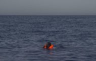 Naufragio nel Mediterraneo: 100 migranti dispersi. Tra le vittime 3 bimbi, avevano meno di un anno e mezzo