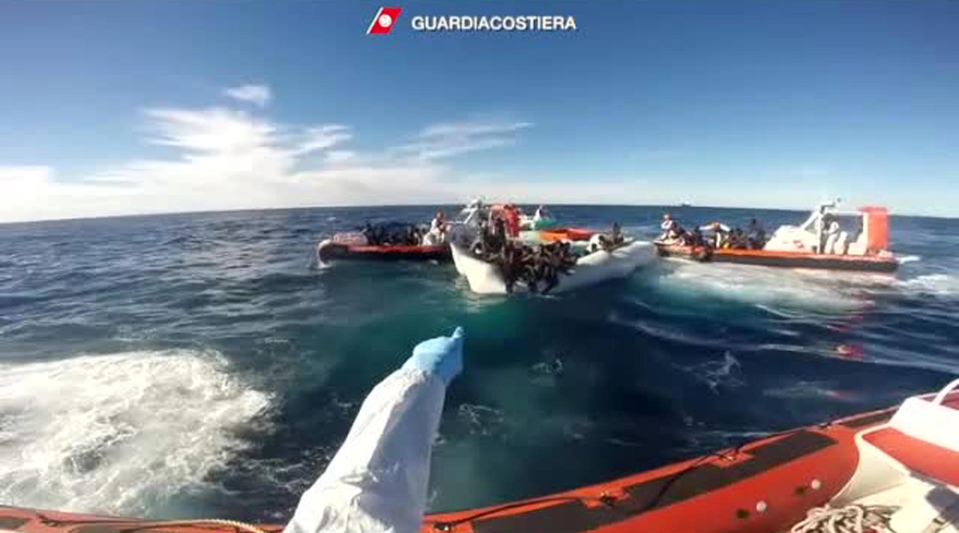 Migranti, oltre 900 in arrivo a Catania a bordo di una nave della Marina italiana