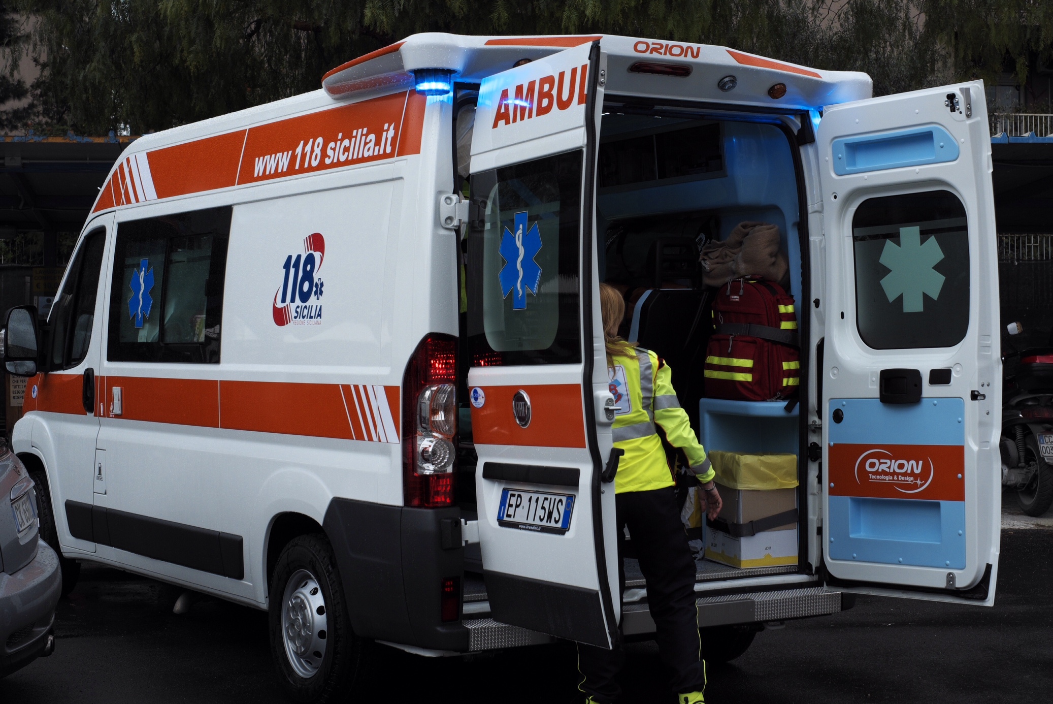 Tenta di soccorrere la moglie, cade, sbatte la testa e muore