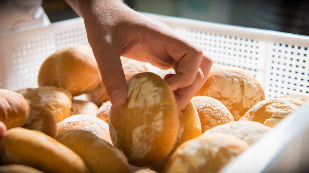 No al pane congelato venduto per fresco: in Sicilia decreto contro pubblicità ingannevole