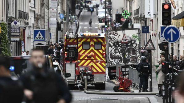 Parigi, uomo armato prende ostaggi in centro: in corso operazione di polizia