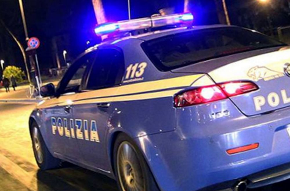 Uomo ubriaco picchia il figlio minorenne e aggredisce i poliziotti, arrestato