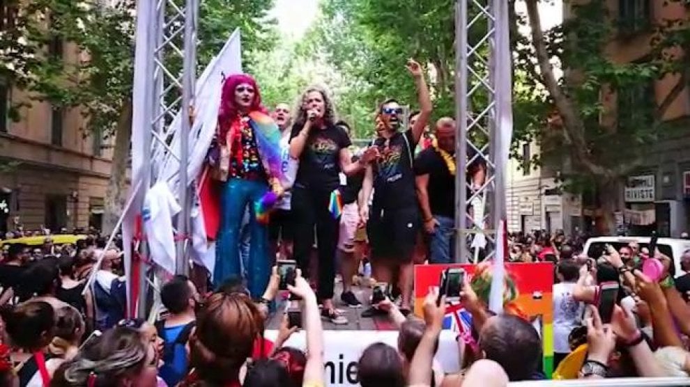 Roma Pride 2018, la folla della Brigata arcobaleno che ha invaso le vie del centro