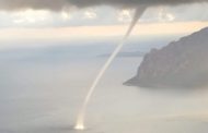 Tromba d'aria al largo della costa di Trapani, spettacolo tra cielo e mare a Valderice