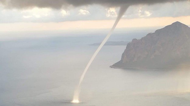 Tromba d'aria al largo della costa di Trapani, spettacolo tra cielo e mare a Valderice