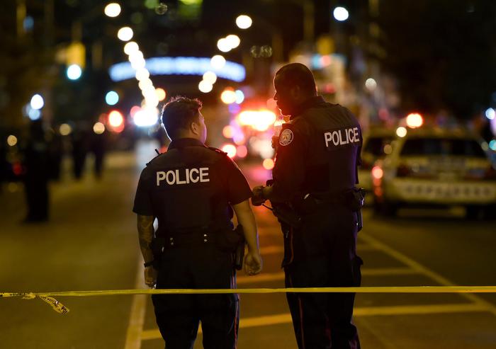 Spari in strada a Toronto, 2 morti e 14 feriti. Ucciso l'attentatore