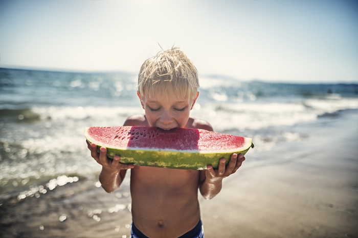 Vita da spiaggia, che cosa mangiare e bere per resistere al caldo