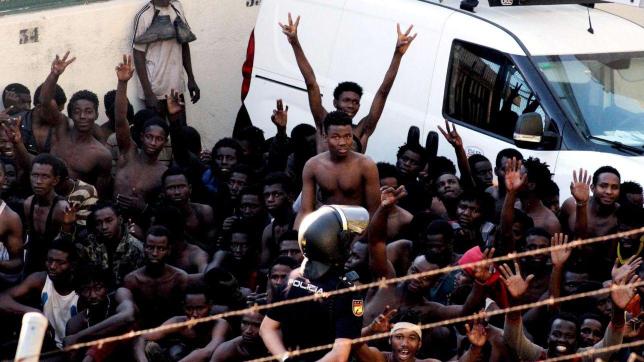 Assalto alla barriera di Ceuta, centinaia di migranti entrano in Spagna dal Marocco