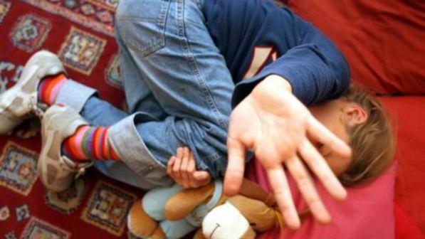 Napoli, abusa di due bambine mentre è ai domiciliari: arrestato un 43enne