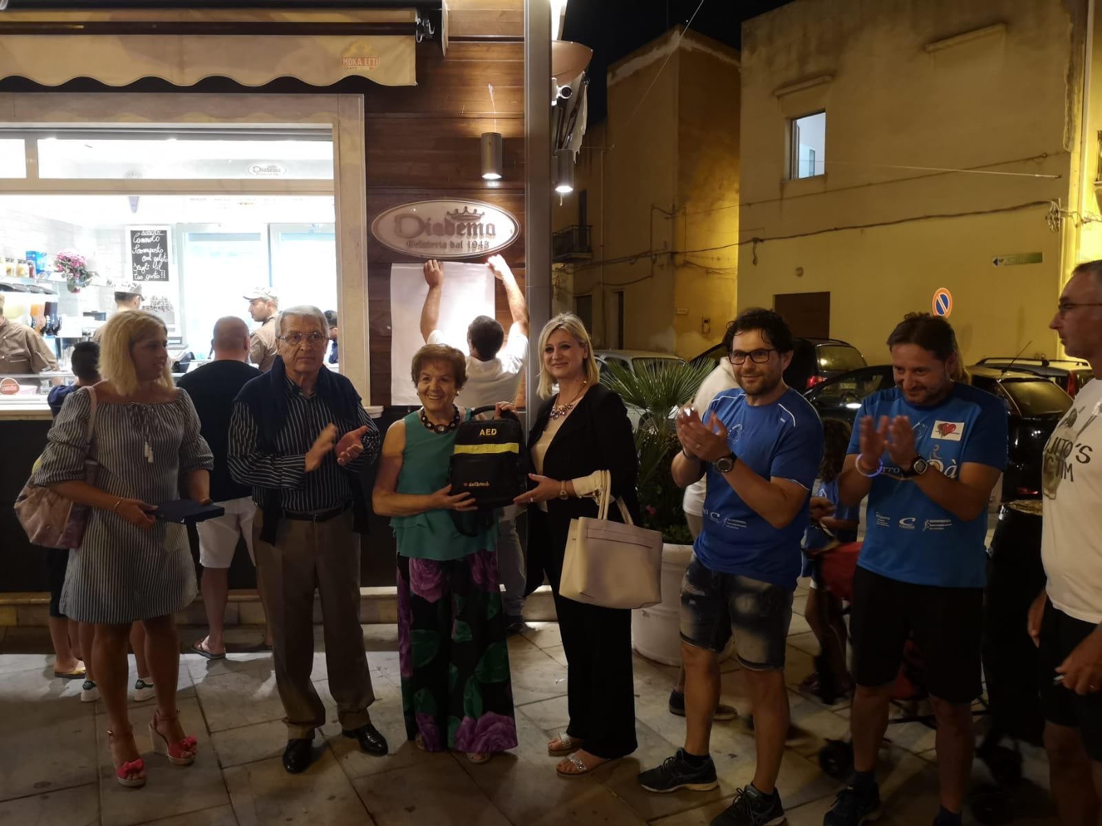 Mazara. PASSEGGIATA DEL CUORE IN CENTRO STORICO. Istallato defibrillatore in Piazza Regina e raccolti fondi per acquistarne altri tre